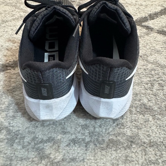 Nike Black and White Air Zoom Pegasus 39 Size: 7.5 women - worn 2 times - Picture 3 of 7